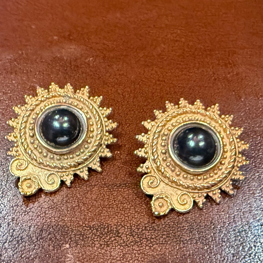 Beautiful Vintage Gold clip on earrings with black stone signed JADED